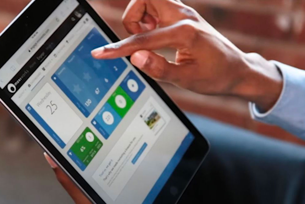 finger scrolling on laptop